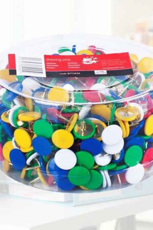 Boîte de 100 punaises couleurs Matériau : Les punaises sont en métal avec une tête en plastique Taille : Chaque punaise mesure environ 11 mm de longueur Couleurs disponibles : La boîte contient des punaises dans les couleurs suivantes : rouge, bleu, vert, jaune et blanc Usage : Les punaises sont idéales pour fixer des documents sur un panneau d’affichage, un mur ou une planche en liège. La boîte de 100 punaises couleurs est un produit de papeterie utilisé pour afficher des documents sur des tableaux ou des panneaux en liège. Les punaises sont disponibles dans différentes couleurs vives, ce qui les rend utiles pour l’organisation et la différenciation de diverses informations. Avec une taille compacte et facile à manipuler, ces punaises peuvent être insérées facilement dans les panneaux en liège sans endommager le matériau. La boîte contient 100 punaises, offrant une solution pratique pour les besoins de bureau ou d’étude.