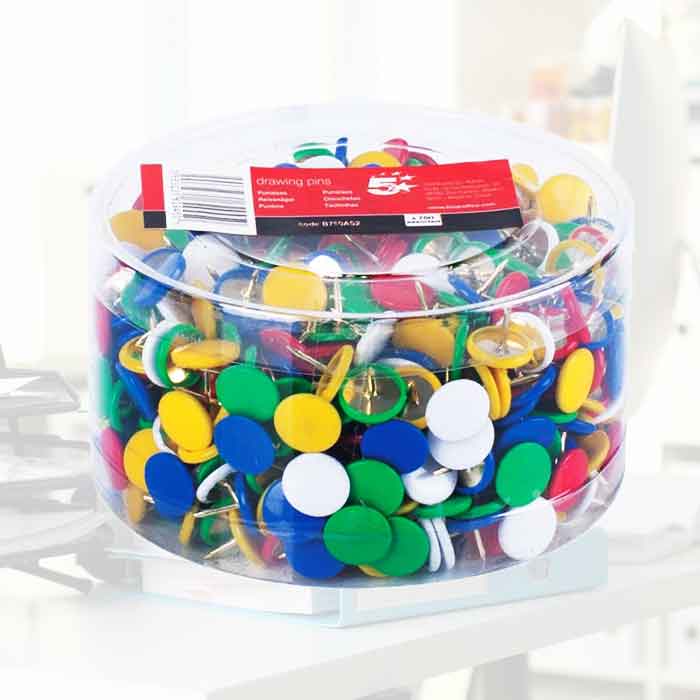 Boîte de 100 punaises couleurs Matériau : Les punaises sont en métal avec une tête en plastique Taille : Chaque punaise mesure environ 11 mm de longueur Couleurs disponibles : La boîte contient des punaises dans les couleurs suivantes : rouge, bleu, vert, jaune et blanc Usage : Les punaises sont idéales pour fixer des documents sur un panneau d’affichage, un mur ou une planche en liège. La boîte de 100 punaises couleurs est un produit de papeterie utilisé pour afficher des documents sur des tableaux ou des panneaux en liège. Les punaises sont disponibles dans différentes couleurs vives, ce qui les rend utiles pour l’organisation et la différenciation de diverses informations. Avec une taille compacte et facile à manipuler, ces punaises peuvent être insérées facilement dans les panneaux en liège sans endommager le matériau. La boîte contient 100 punaises, offrant une solution pratique pour les besoins de bureau ou d’étude.