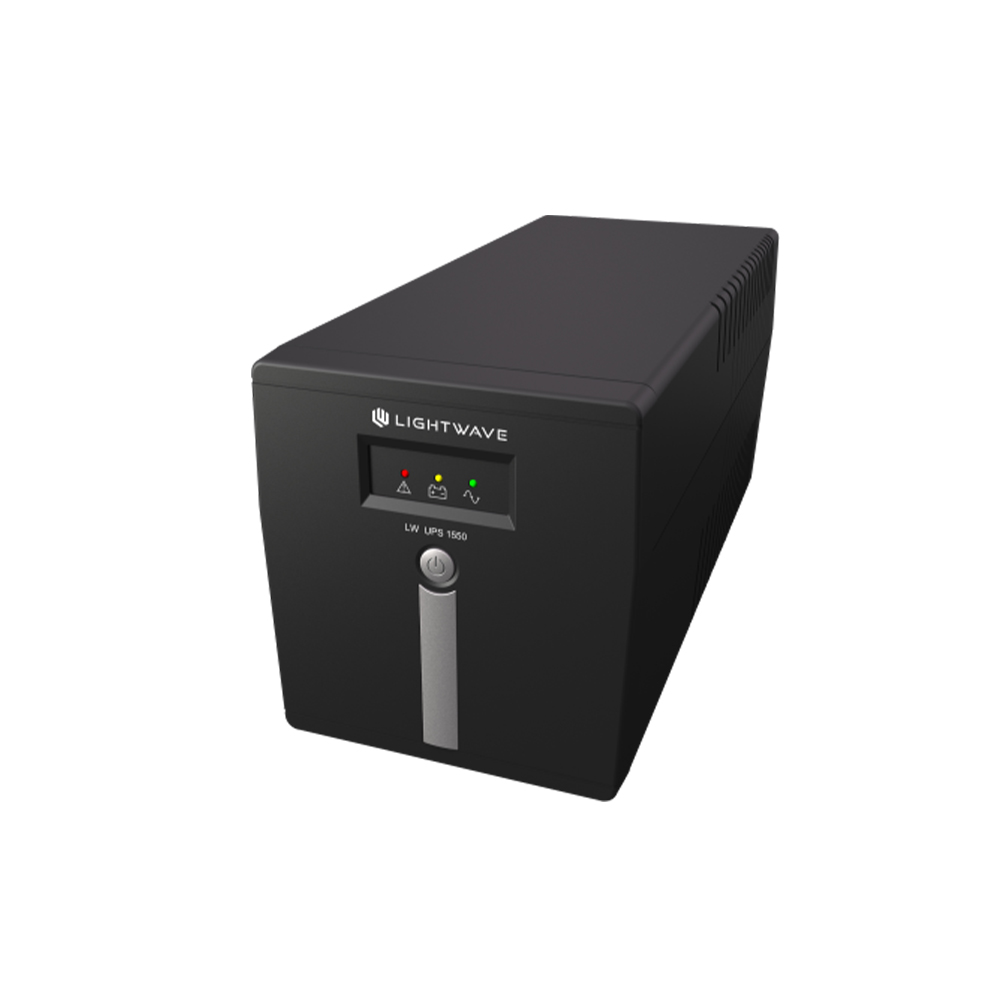 Modèle : LW UPS 1500 VA (Catégorie line‑interactive)  Capacité réelle : jusqu’à 900 W (1500 VA)  Régulation : AVR pour stabilisation automatique sans passer par la batterie lors de variations légères  Batterie : intégrée, remplaçable (généralement 2 × 12 V / 7 Ah)  Fonctions de secours : permet une sauvegarde en douceur (10–20 minutes selon charge moyenne)  Protection : surtension, sous‑tension, surcharge et court‑circuit  Sorties disponibles : 4 à 6 prises (alimentation protégée ou uniquement parasurge selon la version)  Temps de transfert : 4–8 ms – transition rapide vers batterie  Interface de supervision : LEDs d’état indiquant tension, charge, niveau de batterie  Installation : facile en Plug & Play, aucun logiciel requis  Compatibilité : PC, routeur, modem, NAS, imprimante, console, etc.